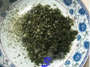 海苔片撕成小块放入料理机，打成海苔碎(没有料理机，用剪刀剪碎也行）；