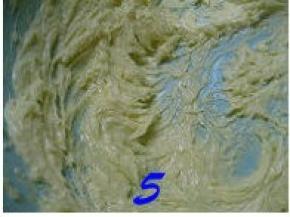 用打蛋器打至松发，颜色变浅发白；