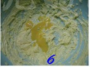 分次加入打散的蛋液，用打蛋器搅拌均匀（蛋液一定要分次少量加入打发的黄油中，千万不要嫌麻烦一次加入，这样会造成油水分离状态，再加入面粉时无法拌匀，饼干也会以失败告终）；