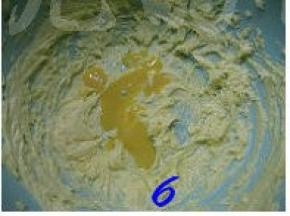 分次加入打散的蛋液，用打蛋器搅拌均匀（蛋液一定要分次少量加入打发的黄油中，千万不要嫌麻烦一次加入，这样会造成油水分离状态，再加入面粉时无法拌匀，饼干也会以失败告终）；