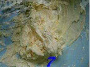分次少量加入蛋液跟打发的黄油混合后的状态；