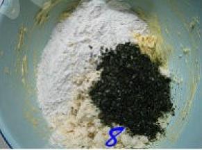 把低粉、豆渣、卡夫芝士粉、小苏打加入到步骤7中；