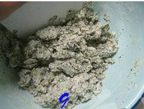 用刮刀将所有材料以切压翻拌方式混合至无干粉状态；