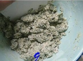 用刮刀将所有材料以切压翻拌方式混合至无干粉状态；
