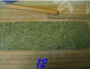 将面团擀开成长40厘米、宽12厘米、厚0.5厘米的面皮。再切成每条宽1厘米的棒状（这步最好拿把尺子比着来操作，这样才能保证切出的饼干棒长短一致）；