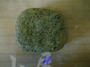 从冰箱取出面团，放在撒上手粉的案板上，将面团整成方形；