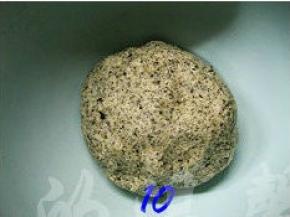 用手在盆中将步骤9中的材料按压成光滑的面团，套上保鲜袋，稍微按扁，放入冰箱冷藏40分钟左右；