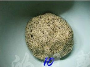 用手在盆中将步骤9中的材料按压成光滑的面团，套上保鲜袋，稍微按扁，放入冰箱冷藏40分钟左右；