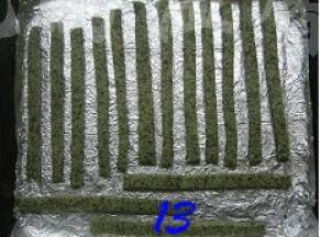 切好的饼干棒放入垫上油纸或锡纸的烤盘上，每条饼干之间要有一定的间隔，防止烤制过程中饼干膨胀挤到一起；