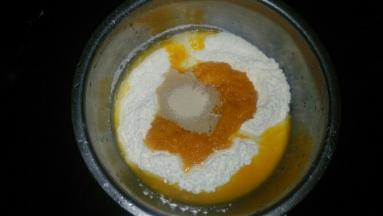 面粉倒入盆里，中间按个窝，倒入南瓜泥和清水，倒入发酵粉。