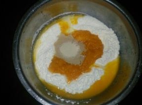 面粉倒入盆里，中间按个窝，倒入南瓜泥和清水，倒入发酵粉。
