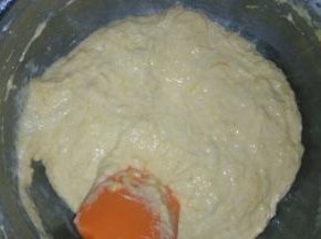 先将酵母粉和南瓜泥，清水混合，再与面粉拌匀。