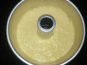 八寸中空模具抹一层玉米油，倒入面糊。盖上保鲜膜放冰箱冷藏发酵。