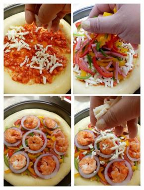 把炒好的大虾番茄酱先抹在饼底，撒一层马苏里拉。再把彩椒丝，洋葱圈，香肠。整个大虾摆上。最后再撒上一层马苏里拉就行了