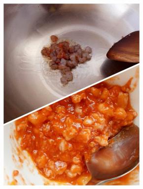 取一部分虾切碎，留7/8个大虾不切摆上面用，锅放油把所有虾炒一下，加番茄酱。炒几下出锅备用。这步挺关键虾切的碎碎的炒出来特别香。