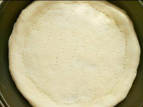 把饼底的材料混合后略微发一下就行（大概20分钟），然后整形。用叉子扎眼防止鼓包。我习惯先放烤箱里（要预热10分钟哦）200度烤5/6分钟表面崩皮再取出来（不然抹上酱以后生面和湿性的配料在一起怎么烤都粘糊糊的）