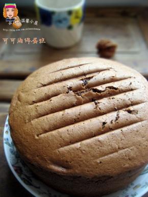 烤好的蛋糕从15CM左右高处落下，防止回缩；然后倒扣在烤网上五、六分钟，再将蛋糕正面朝上脱模，撕掉油纸，放在烤网晾凉，完全冷却后放保鲜盒或保鲜袋中冷藏保存。