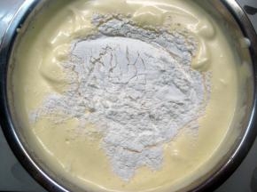 低粉倒入打发的蛋液中