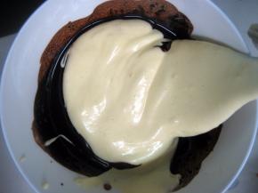 取一小部分蛋糊放入可可玉米油混合液中