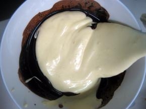 取一小部分蛋糊放入可可玉米油混合液中