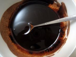 玉米油放微波炉内高火加热1分钟（加热目的在于更好的激发出可可的香味，不要省略。），倒入可可粉拌至无颗粒；

烧一锅烧水，水饴倒入碗中，用保鲜膜罩住放入锅中融化至流动状态取出；