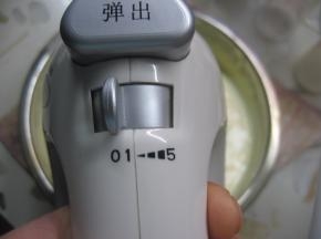 接着转低速继续搅打两至三分钟，使蛋液中的大气泡消失，蛋液变得细腻有光泽；