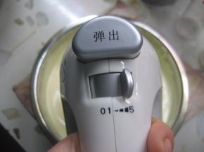 电动打蛋器调至高速，