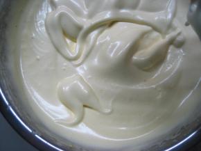 将鸡蛋打发至能在蛋液上写字或画圈，并且字迹或滴落的蛋液不会马上消失；