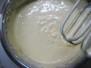 用打蛋器蛋头轻轻切拌至无干粉状，调至低速以“Z”字型搅拌至面粉无颗粒；