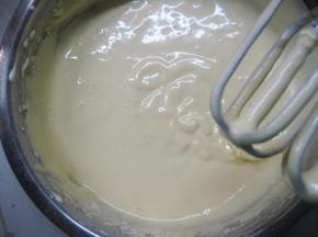 用打蛋器蛋头轻轻切拌至无干粉状，调至低速以“Z”字型搅拌至面粉无颗粒；