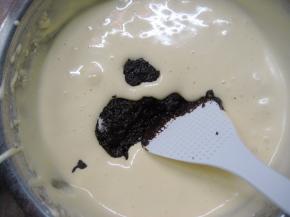 然后倒入剩余的蛋糊中