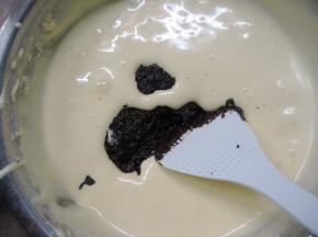 然后倒入剩余的蛋糊中