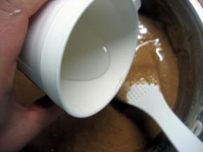 将牛奶（我用清水）沿刮刀边缘倒下