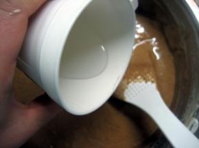 将牛奶（我用清水）沿刮刀边缘倒下