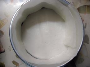 油纸按模具大小裁好，垫在模具底部和内侧；