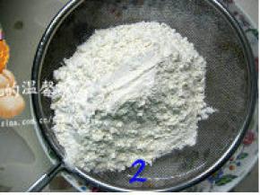 低粉、小苏打混合过筛两遍；