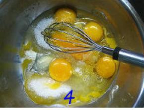 鸡蛋放入容器中，加入细砂糖和盐，放在热水盆中，隔水用手动打蛋器搅拌均匀（不需打发），使蛋液温度升至40度（不要用开水哦，这样将会将蛋液烫熟；我家没有食物温度计，就隔水将蛋液与糖搅拌至完全融合。）；