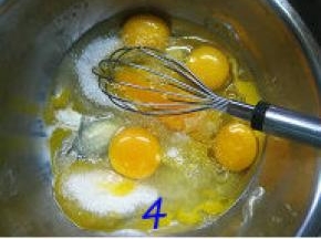 鸡蛋放入容器中，加入细砂糖和盐，放在热水盆中，隔水用手动打蛋器搅拌均匀（不需打发），使蛋液温度升至40度（不要用开水哦，这样将会将蛋液烫熟；我家没有食物温度计，就隔水将蛋液与糖搅拌至完全融合。）；