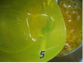 水饴倒入蛋液中搅拌均匀；