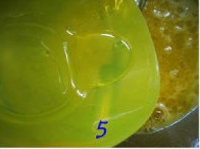 水饴倒入蛋液中搅拌均匀；