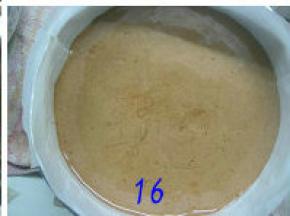 将牛奶与蛋糕面糊翻拌均匀，倒入模具中。提起模具在案板上轻磕几下，震出蛋糊中的气泡；
   烤箱预热200度，放在底层，转180度烤35至40分钟。用牙签插入蛋糕中再取出，没有带出湿蛋糕液表示已熟。