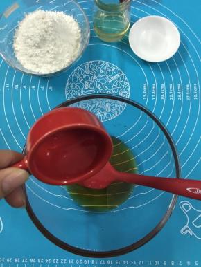 1. 称好糖浆加入枧水混合均匀