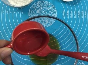 1. 称好糖浆加入枧水混合均匀