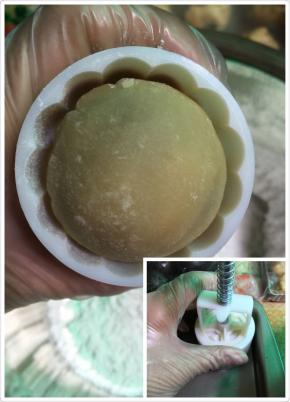 11. 拍好粉，放进模具再把月饼压出来就可以了，切记，按压时不可太用力哦