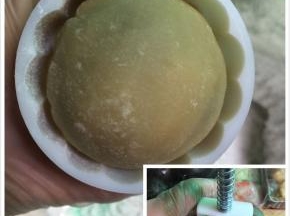 11. 拍好粉，放进模具再把月饼压出来就可以了，切记，按压时不可太用力哦