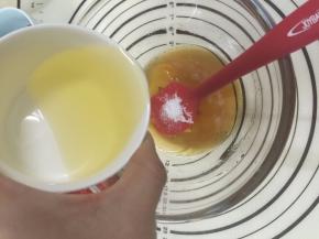 3. 依次把花生油和盐加进糖浆里，搅拌到所有材料混合