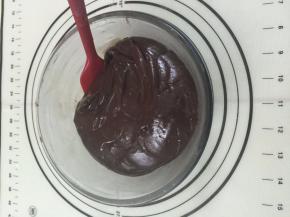 7. 按压至看不见干粉，用保鲜膜包好放一旁松弛2小时以上