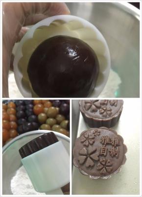 11. 放进月饼按压模，按压时要用巧劲按压住停3秒再放手，不能太用力哦，轻轻推出码在烤盘上，此时预热烤箱上下火170度10分