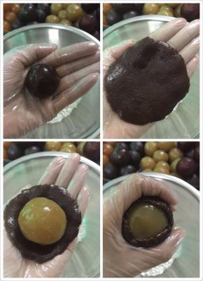 10. 松弛好的饼皮按自己要的克数称出，拿一块饼皮搓圆，用手掌按压成薄片，放入馅，用虎口收紧饼皮，再搓圆