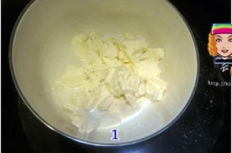 油奶酪切小块，放入容器中；